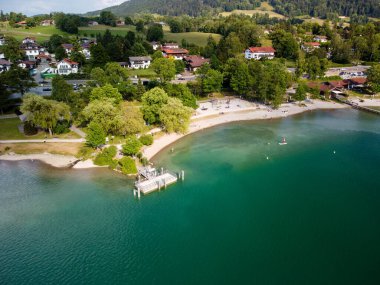Göl kıyısında, göl kıyısında. Yukarıdan İtalya 'nın güzelliği. İtalya, Piedmont. Orta San Giulio Havacılık. İtalya Peyzajı. - Evet. Yüksek kalite fotoğraf