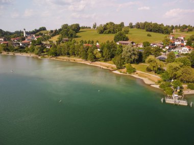 Göl kıyısında, göl kıyısında. Yukarıdan İtalya 'nın güzelliği. İtalya, Piedmont. Orta San Giulio Havacılık. İtalya Peyzajı. - Evet. Yüksek kalite fotoğraf