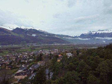 Interlaken, İsviçre 'den manzara. İsviçre Alpleri 'ni ve karlı dağ zirvelerine oyulmuş bu güzel kasabayı dört gözle bekliyorum. Yüksek kalite fotoğraf