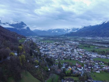 Interlaken, İsviçre 'den manzara. İsviçre Alpleri 'ni ve karlı dağ zirvelerine oyulmuş bu güzel kasabayı dört gözle bekliyorum. Yüksek kalite fotoğraf