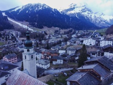 İsviçre 'deki Interlaken Vadisi' nde güzel bir hava manzarası. Dağlarda kilisesi ve nehri olan küçük bir köy. Yüksek kalite fotoğraf