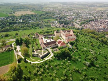 Ellwangen Kalesi 'nin çarpıcı hava manzarası, tarihi mimarisini ve güzel çevresini gözler önüne seriyor. Bu görkemli kale ortaçağ tasarımının mükemmel bir örneği. Yüksek kalite fotoğraf