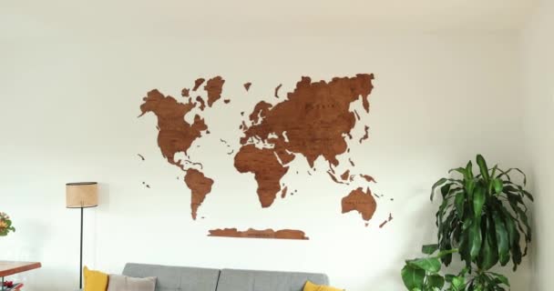Drewniana Mapa Świata Dekoracji Ścian Elegancki Prosty Wystrój Wnętrz Dla — Wideo stockowe