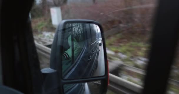 Ехал Через Германию Темном Фургоне Смотрел Зеркало Заднего Вида Высококачественные — стоковое видео