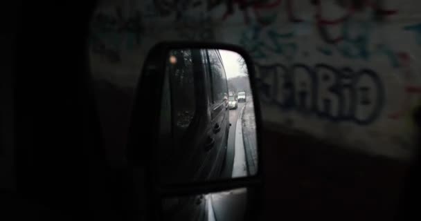 Ехал Через Германию Темном Фургоне Смотрел Зеркало Заднего Вида Высококачественные — стоковое видео