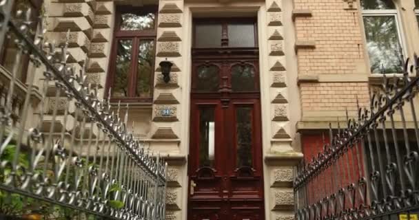 Approaching Old Building Mysteriously Elegant Red Wooden Door High Quality — Vídeo de Stock