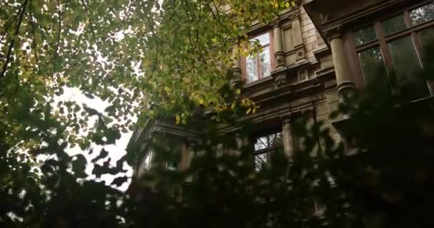 Обнаружив Старое Высокое Немецкое Каменное Здание Осенними Деревьями Высококачественные Кадры — стоковое видео