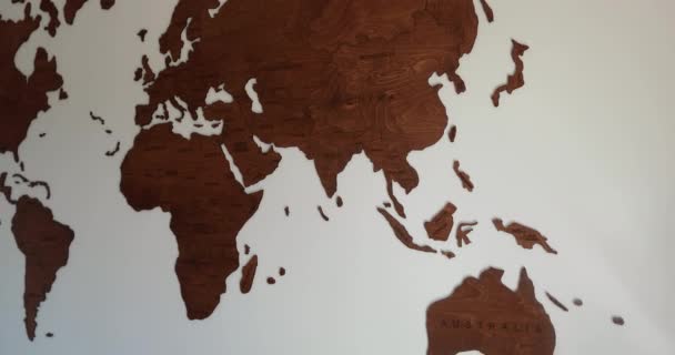 Повний Вигляд Дерев Яної Карти Світу Всередині Сучасної Кімнати Білим — стокове відео