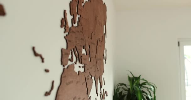 Елегантна Дерев Яна Карта Світу Сучасній Простій Кімнаті Білою Стіною — стокове відео