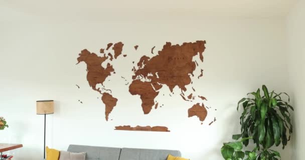 Wooden World Map Elegant Modern Room Simple Minimalist Interior Design — Vídeo de stock