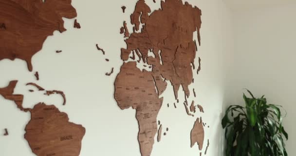 Wooden World Map Pan Full View Modern Room White Wall — Stockvideo