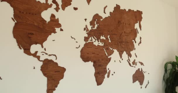 Wooden World Map Modern Interior Design White Wall Usa Zoom — Stock Video