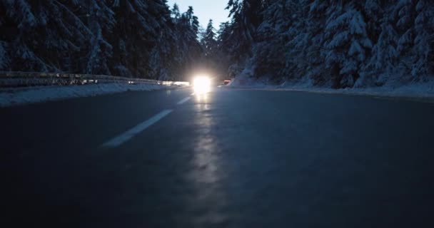 Samochód Przejeżdżający Odległości Strasznej Zimowej Ulicy Pokryty Śniegiem Las Wysokiej — Wideo stockowe