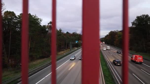 赤い門 4Kの背景を通って忙しい高速道路を見て 高品質のフルHd映像 — ストック動画