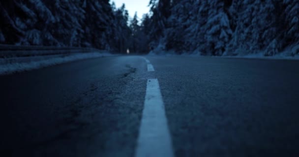 Caminando Por Una Calle Sombría Medio Del Oscuro Tono Azul — Vídeo de stock
