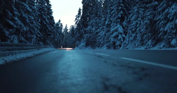 Frosty Dark Winter Street Bright Winter Morning Car Lights High — ストック動画