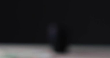 Bulanık kamera merceği, para içinde, siyah arka planda duş alıyor. Yüksek kalite 4k görüntü