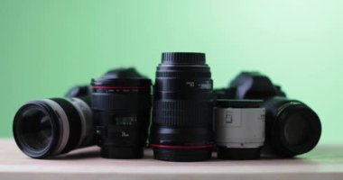 Kâğıt para yağdırmak pahalı kaliteli film ekipmanları gerektirir. Yüksek kalite 4k görüntü