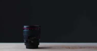 Kamera lensleri beyaz stüdyo masasında, siyah kamera ekipmanlarıyla. Yüksek kalite 4k görüntü