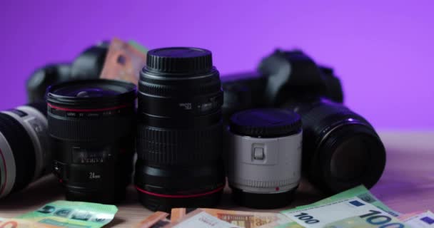 브랜드 카메라와 장비는 지폐를 보라색 배경으로 고품질 — 비디오
