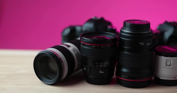 Высококачественные Камеры Фотоаппаратура Современном Розовом Фоне Магенты Высококачественные Кадры Лицензионные Стоковые Видеоролики