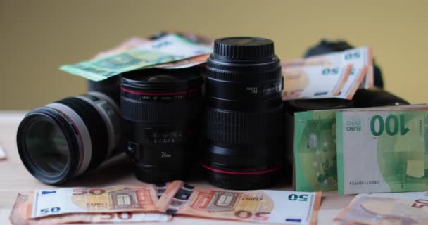 Onderzoek Camera Apparatuur Bedekt Met Veel Eurobiljetten Grijs Gele Achtergrond — Stockvideo