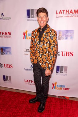 BJ Korros, 29 Ekim 2022 'de Woodland Hills, CA' da Otizm Hizmetleri için Birinci Yıllık Ghouls Galası 'na katıldı. 