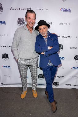 Massi Furlan ve Steve Rapport, Rock Fotoğrafçısı Steve Rapport Fotoğraf Sergisi VIP Resepsiyonuna katıldı. Musichead Galeri, Hollywood, CA, 4 Kasım 2022 