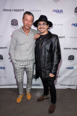 Massi Furlan, Patricio Doren, Rock Fotoğrafçısı Steve Rapport Fotoğraf Sergisi VIP Resepsiyonuna katıldı. Musichead Galerisi, Hollywood, CA, 4 Kasım 2022 