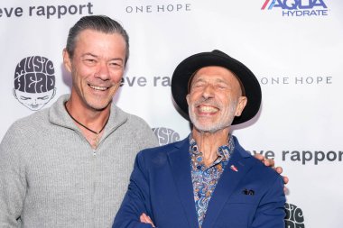 Massi Furlan ve Steve Rapport, Rock Fotoğrafçısı Steve Rapport Fotoğraf Sergisi VIP Resepsiyonuna katıldı. Musichead Galeri, Hollywood, CA, 4 Kasım 2022 