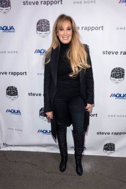 Cindy Cowan, Rock Fotoğrafçısı Steve Rapport Fotoğraf Sergisi VIP Resepsiyonuna katılıyor. Musichead Galeri, Hollywood, CA, 4 Kasım 2022 