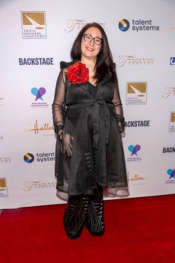 Ivy Isenberg, 10 Kasım 2022 tarihinde Taglyan Kompleksi, Hollywood, CA 'da 2022 Heller Ödülleri' ne katılmıştır.