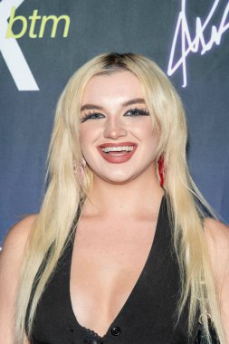 Bo Electra, Prymrr 'ın 17. Doğum günü partisine 12 Kasım 2022' de Sherman Oaks, CA 'da katılıyor.