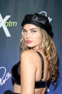 Amber Mezner, Prymrr 'ın 17. Doğum günü partisine 12 Kasım 2022' de Sherman Oaks, CA 'da katılıyor.