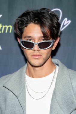 Nathan Mai, Prymrr 'ın 17. Doğum günü partisine 12 Kasım 2022' de Sherman Oaks, CA 'da katılıyor.