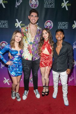 Addison Briann, Ethan Levy, McKenzi Brooke, Zach Ross Prymrr 'ın 17. Doğum günü partisine 12 Kasım 2022' de Sherman Oaks, CA 'da katılıyor.