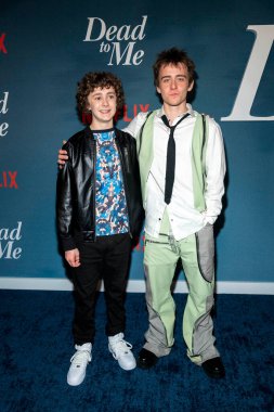 Luke Roessler, Sam McCarthy Netflix 'in Los Angeles Premiere of Dead TO ME Sezon 3, Bölüm 15, 2022