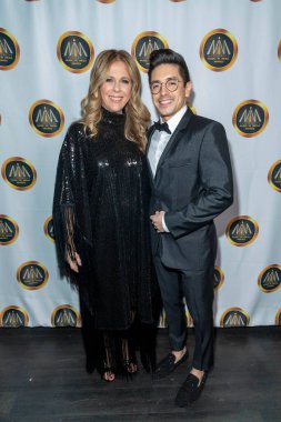 Rita Wilson, Stefano Langone 2022 HMMA 'ya katıldı - Müzik Avalon Hollywood' da Medya Ödülleri, Los Angeles, CA, 16 Kasım 2022 