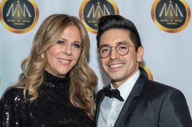 Rita Wilson, Stefano Langone 2022 HMMA 'ya katıldı - Müzik Avalon Hollywood' da Medya Ödülleri, Los Angeles, CA, 16 Kasım 2022 