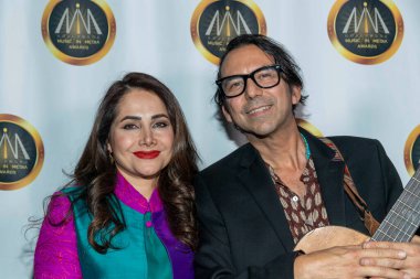 Mojgan Shajarian, David Garza 2022 HMMA 'ya katıldı - Müzik Avalon Hollywood, Los Angeles' ta Medya Ödülleri, 16 Kasım 2022 