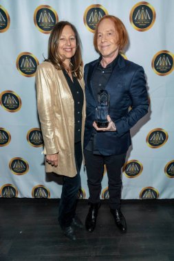 Laura Engel, Danny Elfman 2022 HMMA 'ya katıldı - Medya Ödülleri Avalon Hollywood, Los Angeles, CA, 16 Kasım 2022 