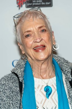 Nancy Linehan Charles, Woma 's Club of Hollywood' da Steve Mitchell MTG 'nin 2022 Amerikan Müzik Ödülleri Ödül Töreni' ne katıldı. 