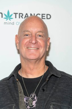 Steve Cederquist, Woma 's Club of Hollywood' da Steve Mitchell MTG 'nin 2022 Amerikan Müzik Ödülleri Ödül Töreni' ne katıldı. 