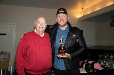 Josh McBride, Hollywood Woma Kulübü 'nde Steve Mitchell MTG' nin 2022 Amerikan Müzik Ödülleri Ödül Töreni 'ne katılıyor. 