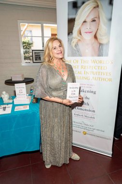 Kimberly Meredith, Hollywood Woma Kulübü 'nde Steve Mitchell MTG' nin 2022 Amerikan Müzik Ödülleri Ödül Töreni 'ne katılıyor. 