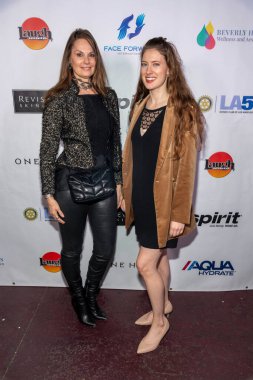 Danielle Mott, Marina Darsalia, 28 Kasım 2022 'de Laugh Factory, Los Angeles, CA' da 