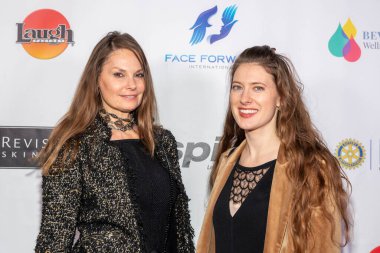 Danielle Mott, Marina Darsalia, 28 Kasım 2022 'de Laugh Factory, Los Angeles, CA' da 