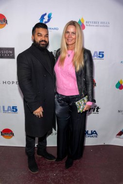 Adrian Dev, Anna Colona 28 Kasım 2022 'de Laugh Factory, Los Angeles, CA' da 