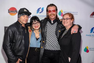 Eric Epple, Jen Ortega, Jesse Hughes, Mandi Budd 28 Kasım 2022 'de Laugh Factory, Los Angeles, CA' da 