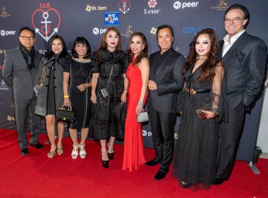 Dr. Sam Nguyen ve konukları 1 Aralık 2022 'de QD Meydanı, Westminster' daki SAM Vakfı 15. Yıldönümü Yardım Galasına katılıyor. 